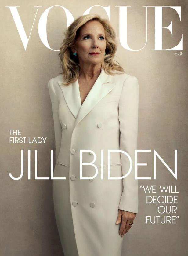 Jill Biden, die First Lady, auf dem Cover der Vogue in einem weißen Blazer.