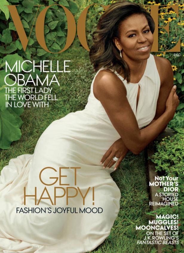 Michelle Obama auf dem Cover der Vogue in einem weißen Kleid, inmitten von Grün.