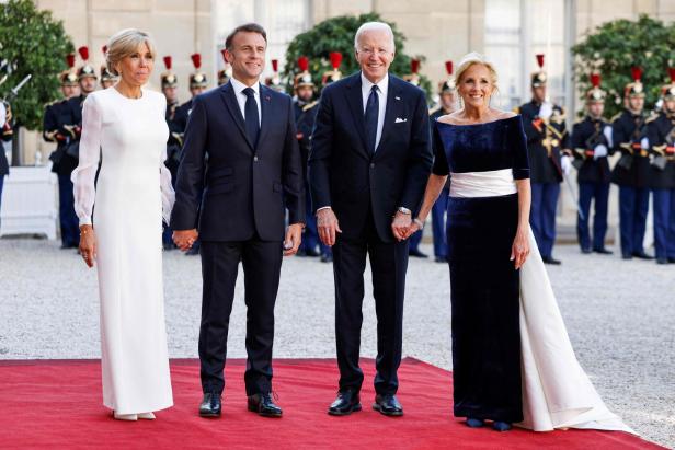 Emmanuel Macron, Brigitte Macron, Joe Biden und Jill Biden posieren für ein Foto.