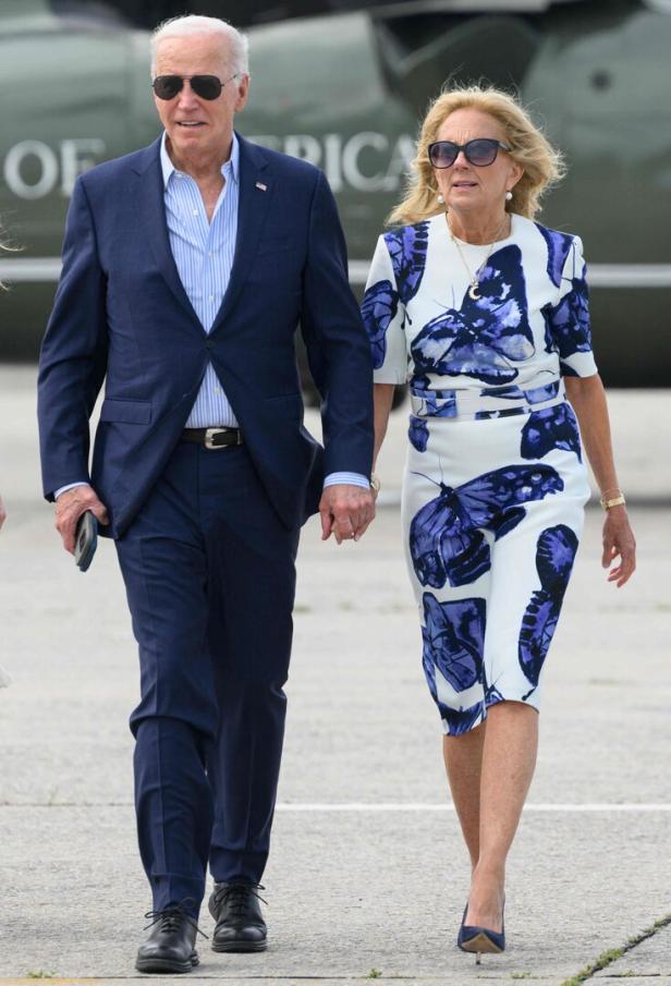 Joe Biden und Jill Biden gehen Hand in Hand vor einem Hubschrauber her.
