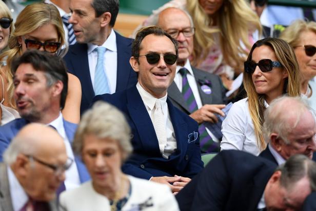 Jude Law mit Sonnenbrille bei einer Sportveranstaltung im Publikum.