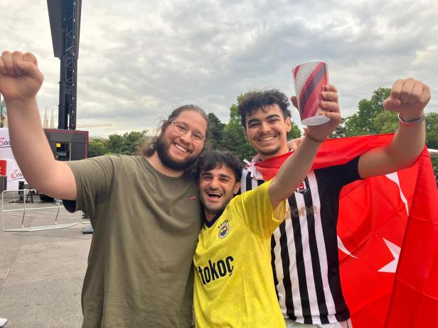 Nach ÖFB-Match: Rangeleien am Hauptbahnhof, Tränen am Rathausplatz