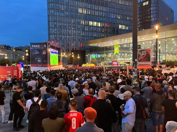 Nach ÖFB-Match: Rangeleien am Hauptbahnhof, Tränen am Rathausplatz