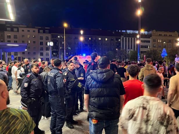 Nach ÖFB-Match: Rangeleien am Hauptbahnhof, Tränen am Rathausplatz