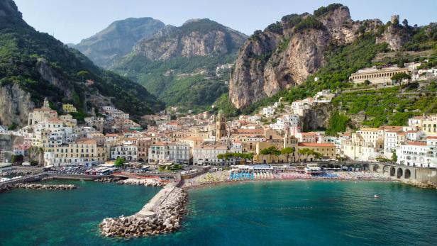 Blick auf der Luft auf die Amalfiküste in Italien, Campania 