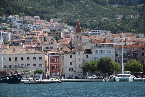 Blick auf die kroatische Stadt Makarska in Dalmatien