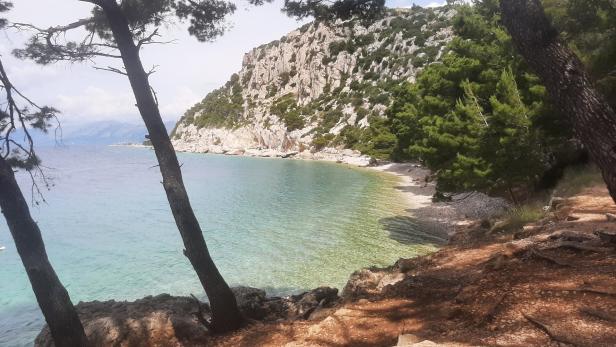 Blick auf einen Kiesstrand nördlich von Makarska