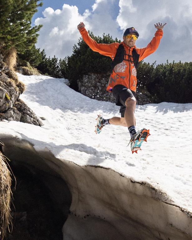 Extremsportler fährt mit dem Rad durch die Alpen