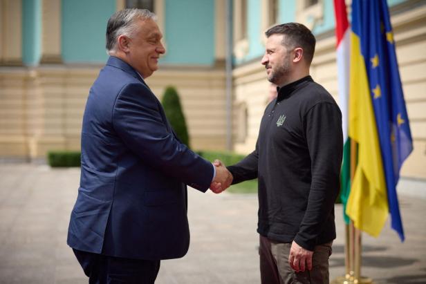 Orbán hat am Dienstag die ukrainische Hauptstadt Kiew besucht und dort Präsident Wolodimir Selenskij getroffen.