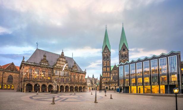 Der Bremer Marktplatz mit Rathaus und Dom bei Dämmerung.