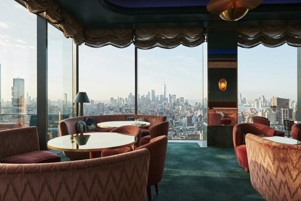 Ein luxuriöser Barbereich mit Blick auf die Skyline von New York City.