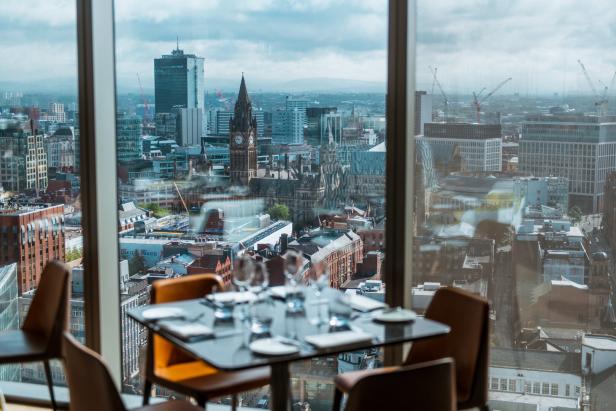 Ein gedeckter Tisch mit Blick auf die Stadt Manchester.