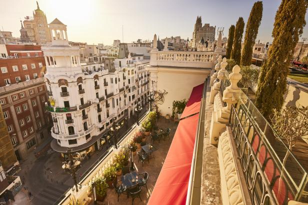 Blick von einer Dachterrasse auf die Stadt Madrid mit historischen Gebäuden.