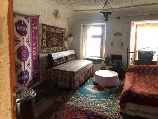 Das "Schlafzimmer" von Ismail und Emine: Nur mehr wenige leben in den traditionellen Behausungen in den Steinformationen.  