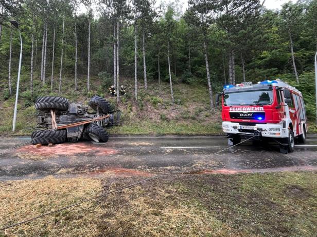 Traktor-Gespann verunglückte bei Hirtenberg: Schwierige Bergung