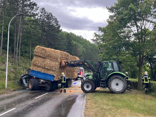 Traktor-Gespann verunglückte bei Hirtenberg: Schwierige Bergung