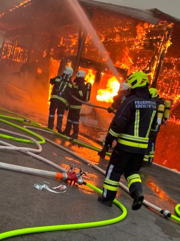 Bauernhof in Flammen: 160 Feuerwehrleute in NÖ im Großeinsatz