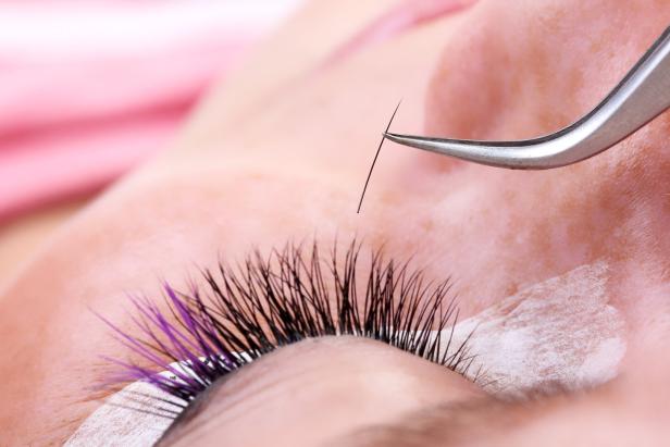 Wimpern werden verlängert.