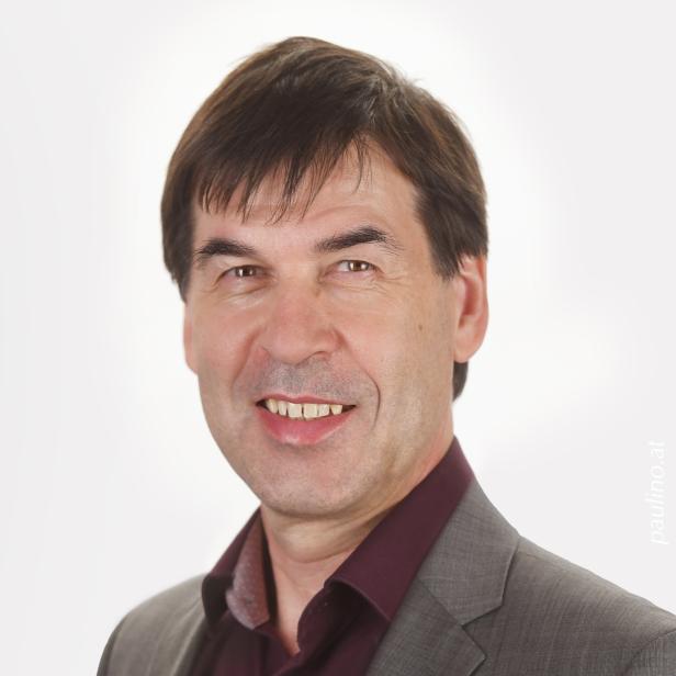 Porträtbild von Paul Paul Jiménez. Der klinische Psychologe trägt Sakko und ein rotes Hemd.ologie beim Berufsverband Österreichischer Psychologinnen und Psychologen.