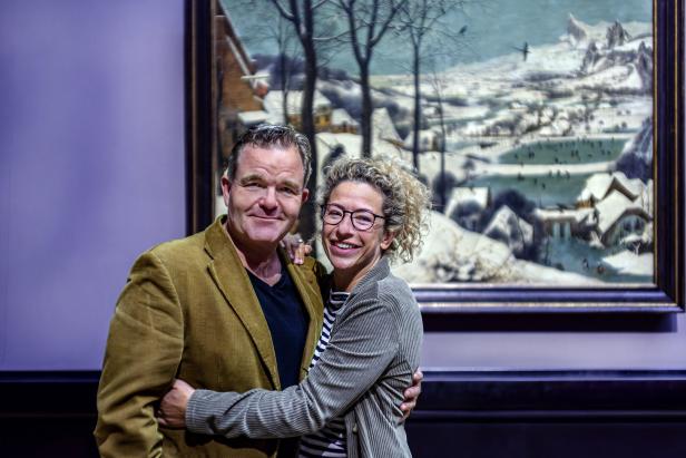 Obonya und Pienkos stehen einander umarmend vor einem Bruegel-Bild im Kunsthistorischen Museum Wien.