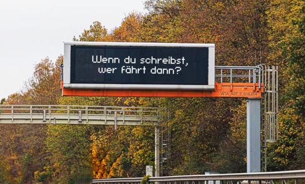 Warnschild auf Autobahn