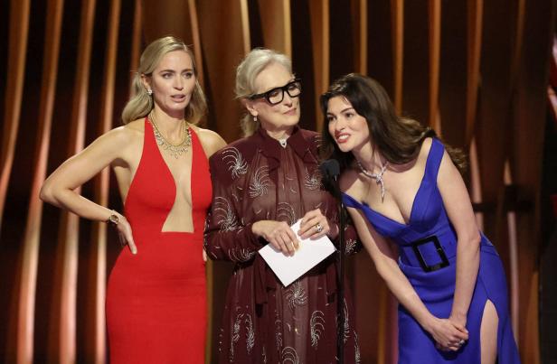 Emily Blunt, Meryl Streep und Anne Hathaway stehen auf einer Bühne.