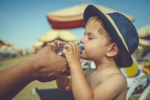 Vorsicht Sommerhitze: Wie Eltern ihre Kinder in Pool, Auto und Kinderwagen schützen