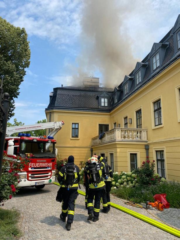 Großalarm in NÖ: Das Martinschlössl in Klosterneuburg brennt