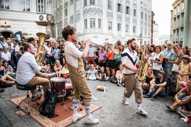 Pflasterspektakel in Linz: Klamauk, Kunst und ein Hut, der wandert