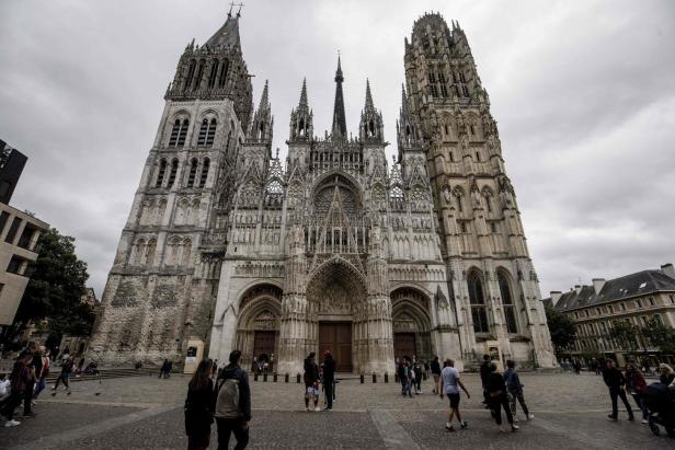 Berühmte Kathedrale von Rouen steht in Flammen