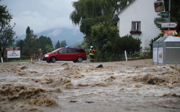 Auto in überfluteter Straße