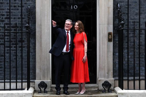 Lady Victoria Starmer (mit Ehemann Keir) im roten Me+Em-Kleid