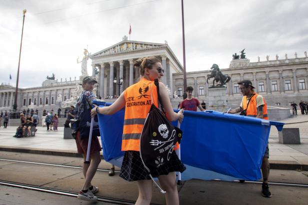 "Letzte Generation" protestierte mit Pool vor Parlament