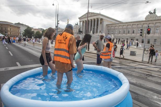 "Letzte Generation" protestierte mit Pool vor Parlament