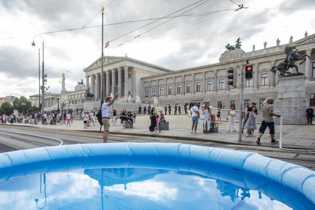 "Letzte Generation" protestierte mit Pool vor Parlament