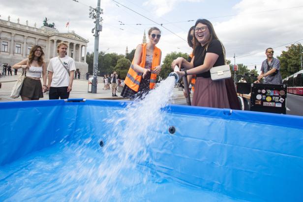 "Letzte Generation" protestierte mit Pool vor Parlament