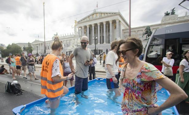 "Letzte Generation" protestierte mit Pool vor Parlament