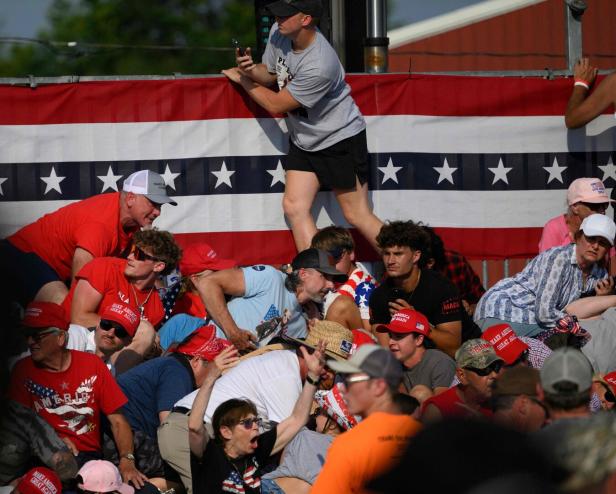 Der Moment, als auf Trump geschossen wurde: Bilder und Videos vom Attentat