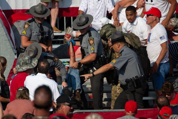 Der Moment, als auf Trump geschossen wurde: Bilder und Videos vom Attentat