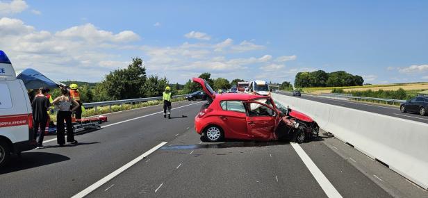 Mutter und Baby bei Unfall auf A3 verletzt