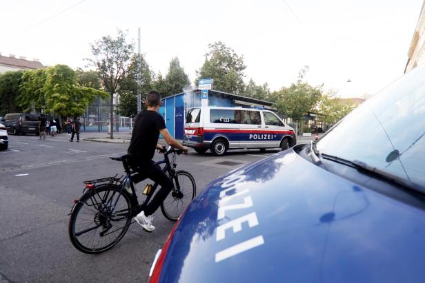 WIEN: POLIZEI-GROSSEINSATZ AM YPPENPLATZ IN OTTAKRING