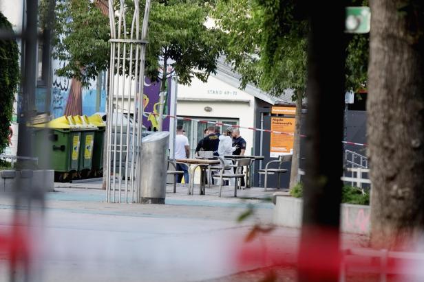 WIEN: POLIZEI-GROSSEINSATZ AM YPPENPLATZ IN OTTAKRING