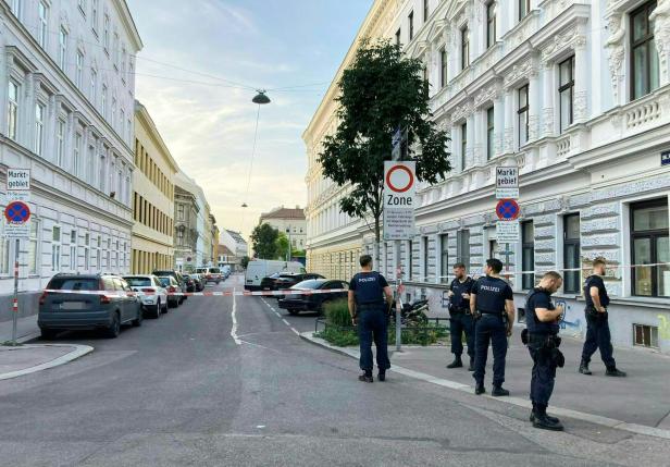 WIEN: POLIZEI-GROSSEINSATZ AM YPPENPLATZ IN OTTAKRING