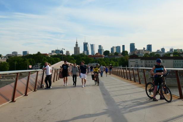 Fußgängerbrücke in Warschau, im Hintergrund die moderne Skyline