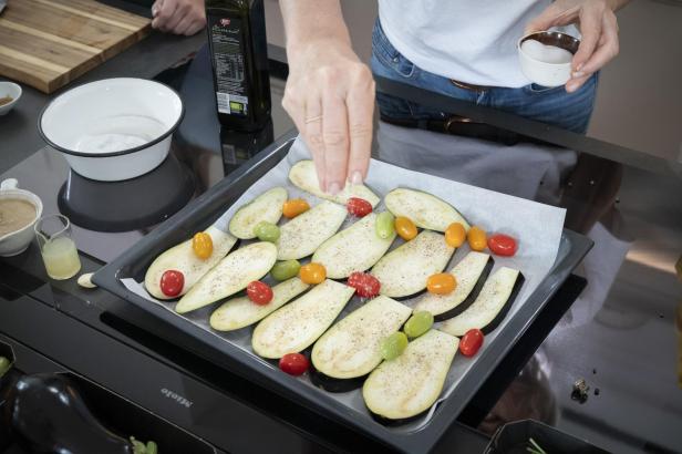 Gartenfrisch aus dem Kochsalon: Geschmorter Melanzani-Linsensalat auf Hummus