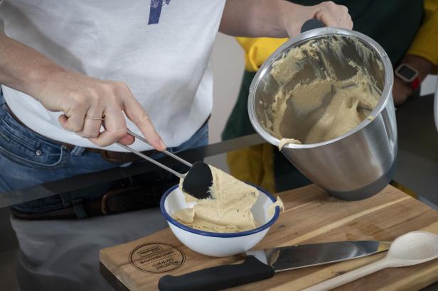 Gartenfrisch aus dem Kochsalon: Geschmorter Melanzani-Linsensalat auf Hummus