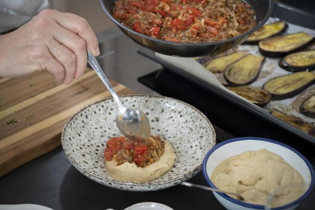 Gartenfrisch aus dem Kochsalon: Geschmorter Melanzani-Linsensalat auf Hummus