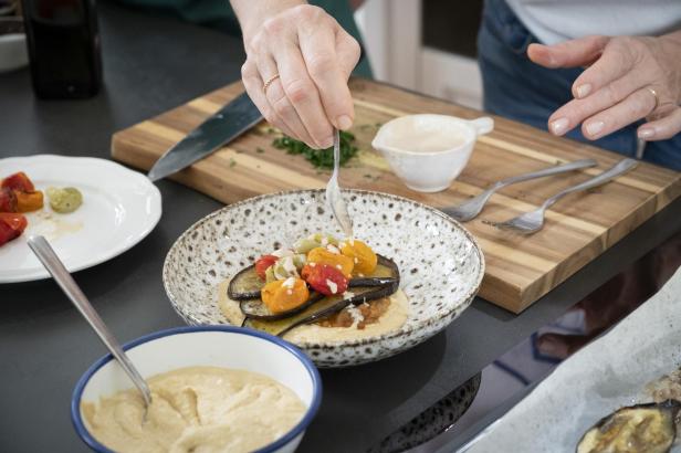 Gartenfrisch aus dem Kochsalon: Geschmorter Melanzani-Linsensalat auf Hummus