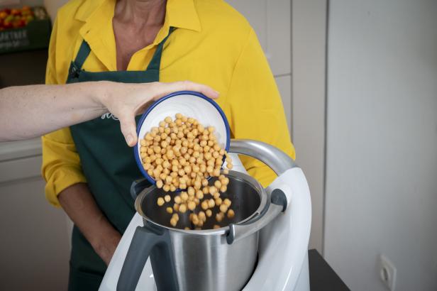 Gartenfrisch aus dem Kochsalon: Geschmorter Melanzani-Linsensalat auf Hummus