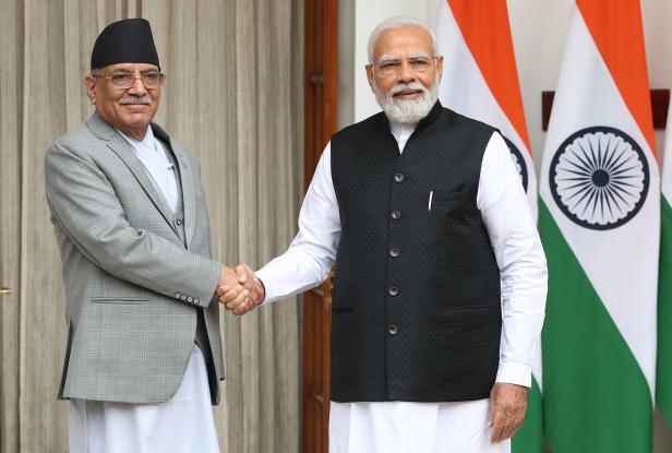 Nepals ehemaliger Premierminister Pushpa Kamal Dahal (l.) schüttelt dem indischen Premierminister Narendra Modi (r.) die Hand, 01. Juni 2023.